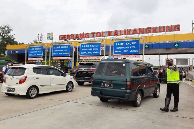 Arus mudik di Gerbang Tol 
Kalikangkung Semarang, Rabu (27/4/2022)
