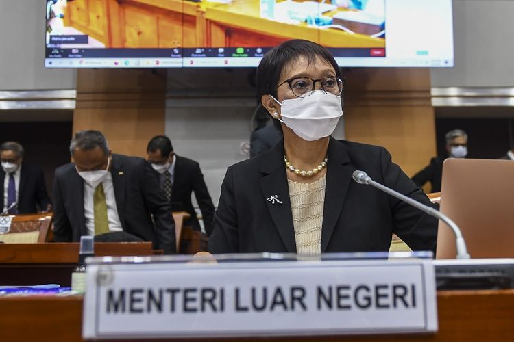 Menteri Luar Negeri Retno Marsudi (tengah) bersiap mengikuti rapat kerja (Raker) dengan Komisi I DPR, di Kompleks Parlemen, Senayan, Jakarta, Rabu (6/4/2022). Raker itu membahas pelindungan Warga Negara Indonesia (WNI) dan Badan Hukum Indonesia di Ukraina, Diplomasi Indonesia terkait konflik Rusia dan Ukraina, serta meminta keterangan Kementerian Luar Negeri terkait Special Procedures Mandate Holders (SPMH) mengenai sejumlah kasus dugaan penghilangan paksa, penggunaan kekerasan berlebihan, penyiksaan, dan pemindahan paksa di Provinsi Papua dan Papua Barat. ANTARA FOTO/Galih Pradipta/aww.