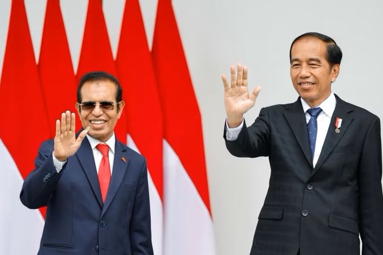Perdana Menteri Timor Leste Jose Maria de Vasconcelos atau yang akrab disapa Taur Matan Ruak, dan Presiden Joko Widodo melambaikan tangan di Istana Kepresidenan Bogor, 13 Februari 2023.