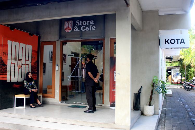 Tampak depan Persis Store dan Cafe di Solo tempat menjual jersey dan merchandise Persis Solo yang terbuka untuk umum.