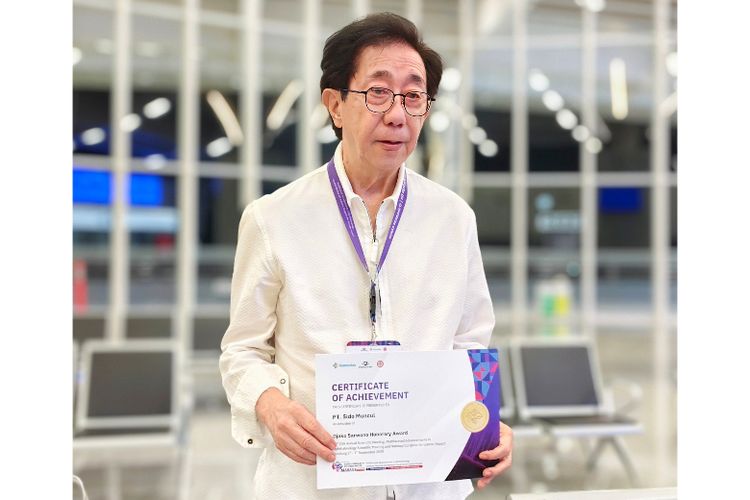 Direktur Sido Muncul Dr (HC) Irwan Hidayat usai menerima penghargaan Djoko Sarwono Honorary Award pada Perdami Award yang digelar di Trans Studio Bandung pada Sabtu (6/9/2025)