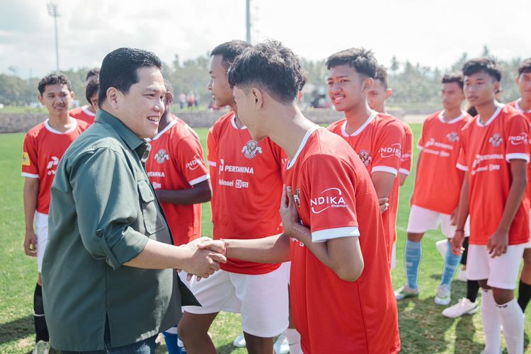 Ketua Umum PSSI Erick Thohir bersalaman dengan salah satu peserta seleksi pemain untuk menjadi bagian Timnas U17 Indonesia yang berlangsung di Bali United Training Center, Pantai Purnama Gianyar, Minggu (16/7/2023) pagi. 