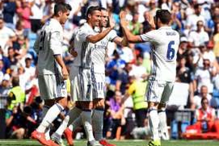 Cristiano Ronaldo merayakan gol Real Madrid ke gawang Osasuna bersama Alvaro Morata, Gareth Bale, dan Nacho pada lanjutan La Liga di Santiago Bernabeu, Sabtu (10/9/2016). 