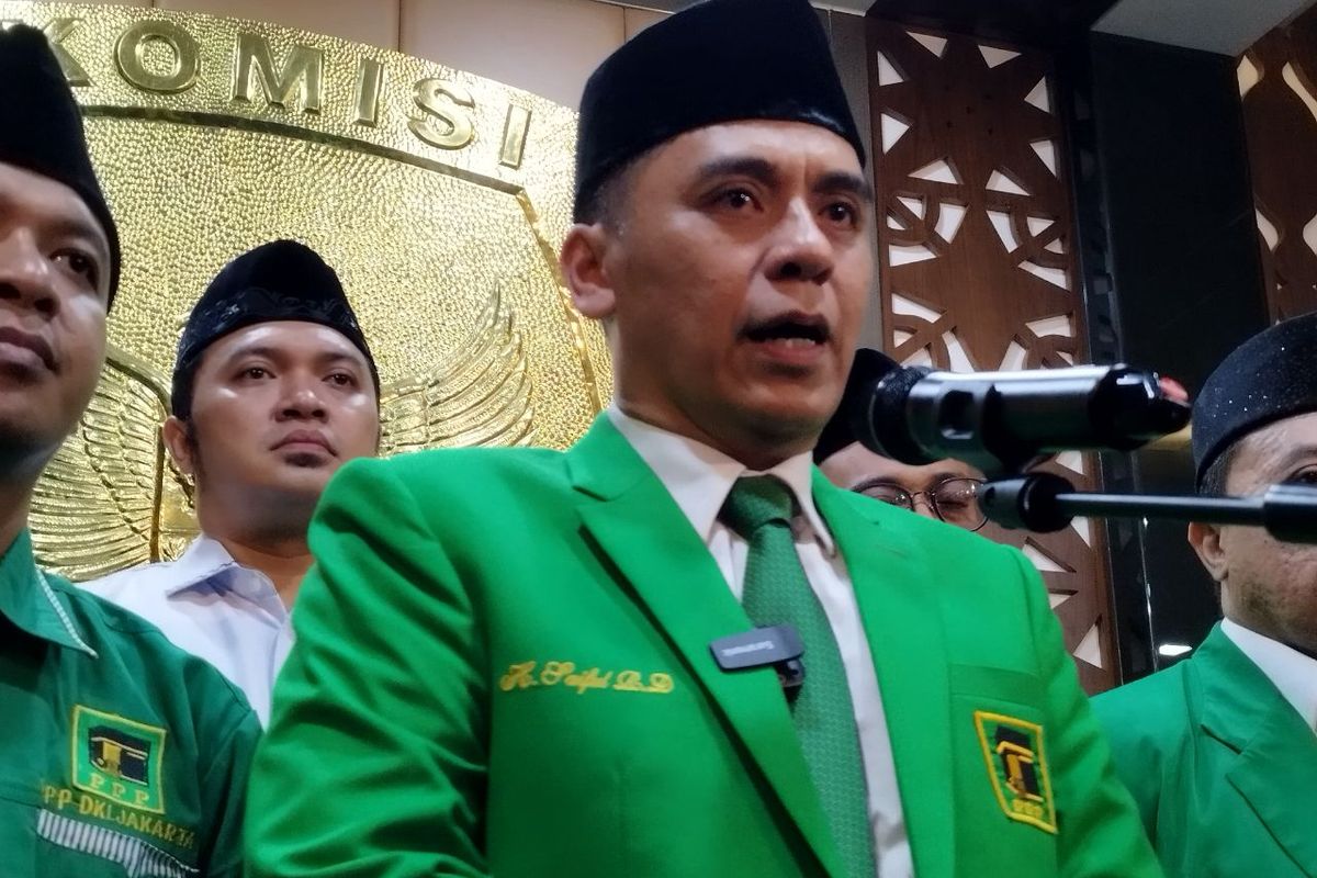 Ketua DPW PPP DKI Saiful Rahmat Dasuki saat diwawancarai usai mendaftarkan bacaleg ke KPU DKI, Senen, Jakarta Pusat, Kamis (11/5/2023). (KOMPAS.com/XENA OLIVIA)