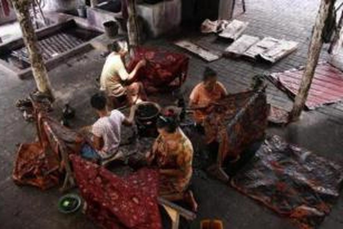 Sejumlah pembatik di rumah batik Sekar Kencana milik Sigit Witjaksono di Lasem, Rembang, Jawa Tengah.