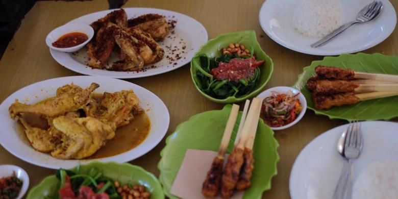 Hidangan di Rumah Makan Ayam Betutu Pak Man, Tuban, Bali, Jumat (18/3/2016). Hidangan berupa ayam betutu, sate lilit, dan plecing kangkung.