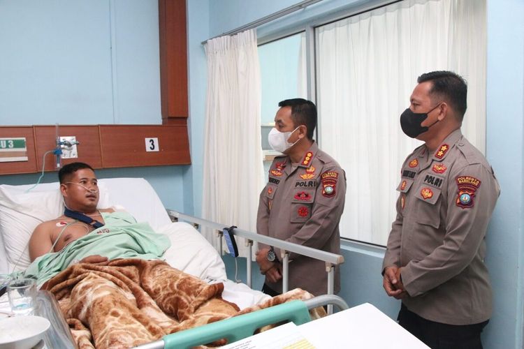 Kondisi kesehatan Brigadir Toto Herianto, anggota Brimob Polisi Daerah (Polda) Kepulauan Riau (Kepri) yang terluka akibat tertusuk anak panah saat penertiban rumah liar (Ruli) di kawasan Tangki Seribu pada hari Rabu (5/7/2023) terus membaik.