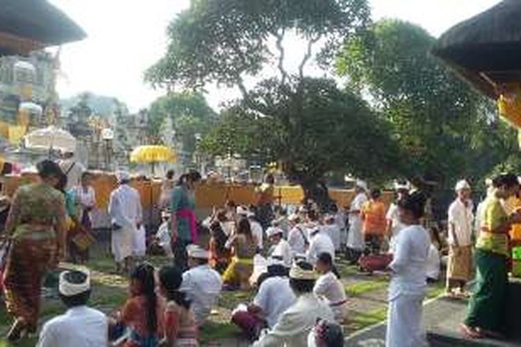 Persembahyangan Hari Raya Galungan di Pura Jagadnatha Denpasar. 