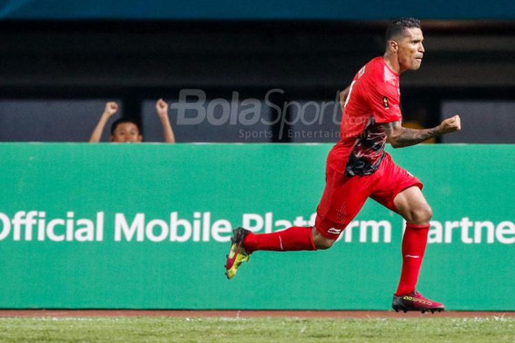 Ekspresi penyerang tim nasional U-23 Indonesia, Alberto Goncalves, saat merayakan gol dalam pertandingan Grup A cabang sepak bola Asian Games 2018 melawan Taiwan di Stadion Patriot, Minggu (12/8/2018). 