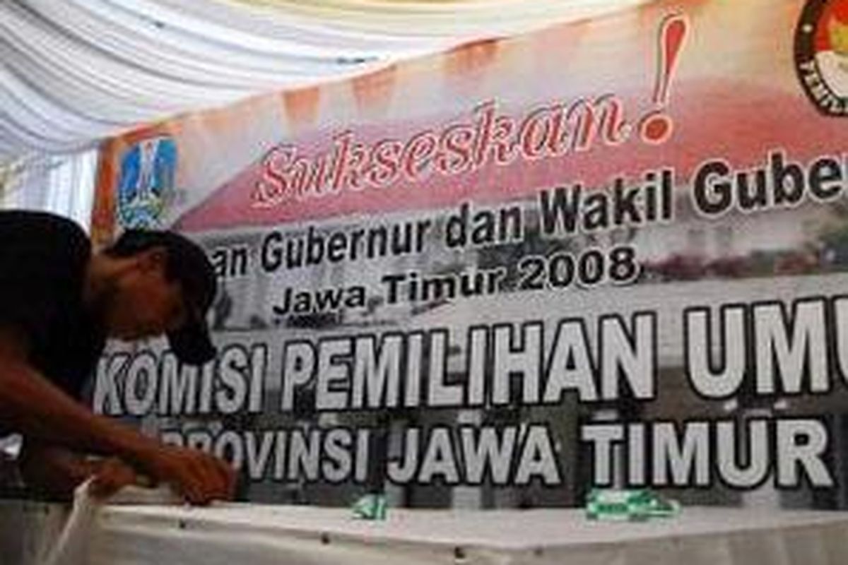 Seorang pekerja menyiapkan meja pengembalian formulir pendaftaran cagub dan wagub Provinsi Jawa Timur periode 2008-20013 di Kantor Komisi Pemilihan Umum (KPU) Jatim, Selasa (6/5). Pengembalian formulir berlangsung tanggal 6-12 Mei dan hari pertama pengembalian formulir belum ada calon yang mengembalikan.