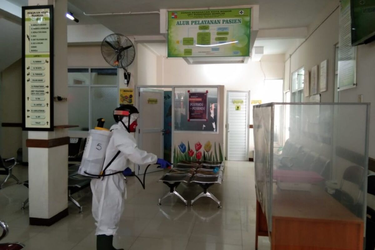 Seorang petugas sedang melakukan penyemprotan disinfektan di salah satu puskesmas di Kota Bogor yang terindikasi menjadi lokasi penyebaran virus corona, Rabu (12/8/2020).