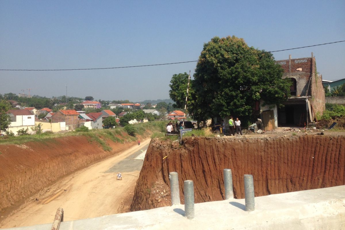 Pengadilan Negeri Semarang melakukan eksekusi terhadap rumah yang berada tepat di tengah jalan tol Semarang-Batang, Kamis (3/5/2018). 