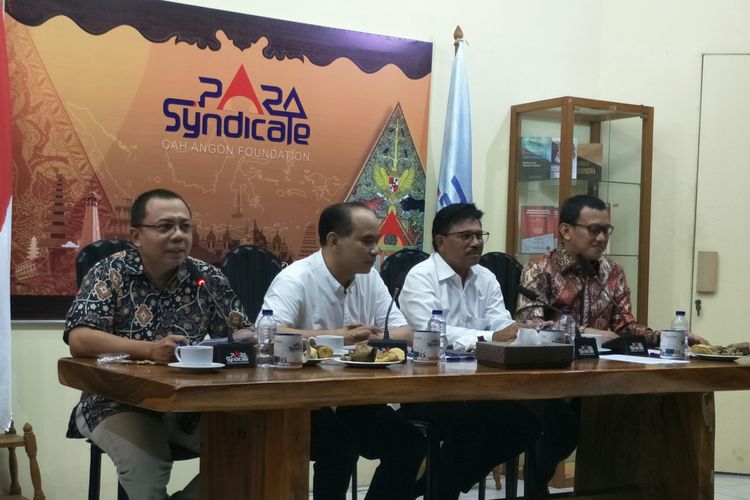 Ketua Umum Relawan Pro Jokowi (Projo) Budi Arie Setiadi (kedua dari kiri) dalam acara diskusi Para Syndicate di Jakarta, Jumat (16/3/2018)