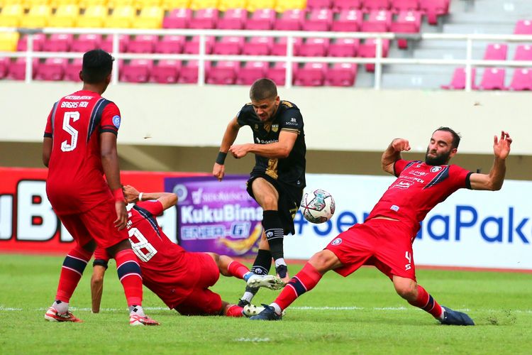 Aksi pemain Dewa United dan Arema FC saat bersua dalam lanjutan pekan ke-12 Liga 1, kompetisi tertinggi Liga Indonesia 2022-23. Laga Dewa United vs Arema FC bergulir di Stadion Manahan pada Rabu (6/12/2022) sore WIB.