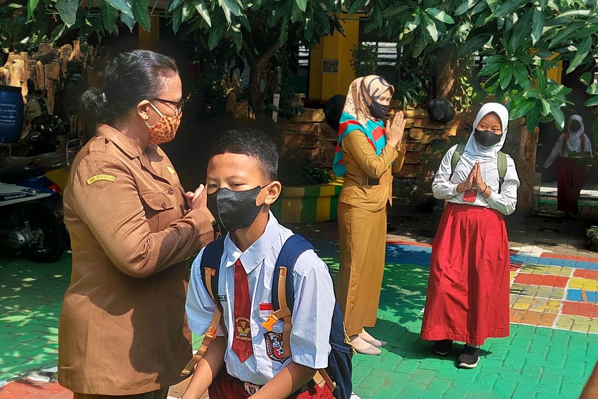 Murid SDN Pasar Baru 1 di Koang Jaya, Karawaci, Kota Tangerang, usai mengikuti PTM terbatas untuk pertama kalinya, Senin (25/10/2021).