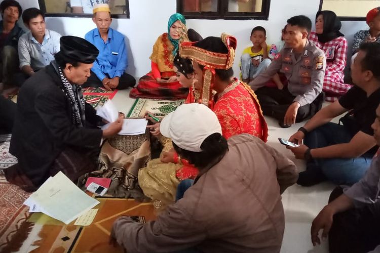 Rifaldi (20) saat melakukan proses ijab kabul di depan penghulu di musala Polsek Panakukang, Rabu (1/5/2019).