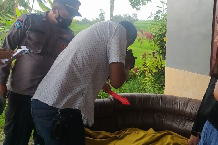 Polisi sedang melakukan olah TKP di Lokasi penemuan bayi di Karanganyar, Jawa Tengah.