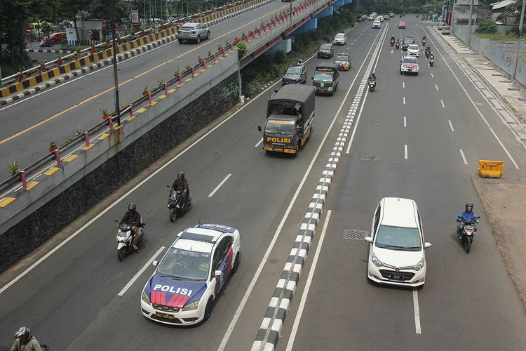 Foto dirilis Kamis (25/6/2020), memperlihatkan petugas gabungan melakukan patroli PSBB di Surabaya, Jawa Timur. Sekitar 4.312 aparat gabungan diterjunkan guna mengamankan pelaksanaan PSBB di Kota Surabaya, Kabupaten Gresik, dan Kabupaten Sidoarjo, yang tiga kawasan itu lebih dikenal dengan Surabaya Raya.