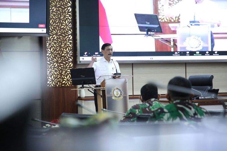 Menteri Koordinator Bidang Kemaritiman dan Investasi Luhut Binsar Pandjaitan memberikan kuliah umum di hadapan para prajurit TNI di Bandung, Jawa Barat, Kamis (18/11/2021).