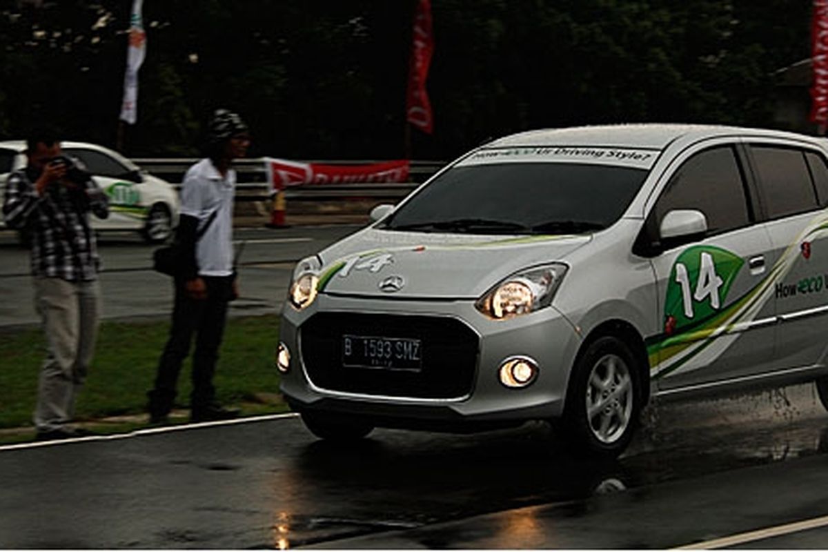 Tes keiritan Daihatsu Ayla melalu lomba di sirkuit Proving Ground Bridgestone, Karawang