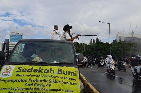 Membentuk Kerumunan, Massa Demo di Depan DPR Disemprot Cairan Antibakteri