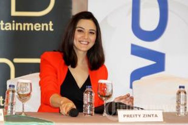 Aktris Bollywood, Preity Zinta saat melakukan konferensi pers terkait rencana konser Shahrukh Khan (Shah Rukh Khan) di Hotel Shangrila, Jakarta Pusat, Jumat (7/12/2012). 