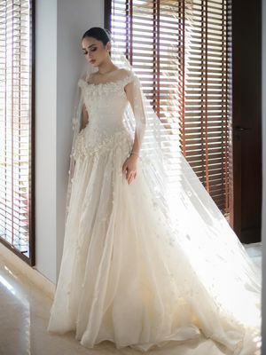 Gaun pengantin Syifa Hadju tampil ringan dan romantis, dihiasi ribuan bunga handmade dengan detail yang dikerjakan satu per satu.