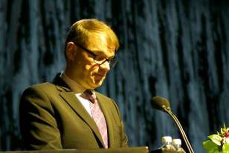 Perdana Mentri Finlandia, Juha Sipilä, memberikan kata sambutan di atas mimbar pada upacara pembukaan World Press Freedom Day atau Hari Kebebasan Pers Dunia 2016 di Finlandia Hall, Helsinki, Finlandia, Selasa (3/5/2016). World Press Freedom akan berjalan selama dua hari dengan serangkaian acara utama, seminar, serta panel diskusi yang membahas isu kebebasan pers dan akses atas informasi.