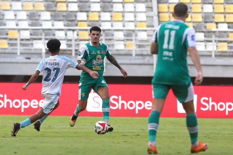 Pemain Persebaya Surabaya Gustavo Fernandes menggiring bola dijaga pemain PSBS Biak saat laga pekan ke-31 Super League 2025-2026 yang berakhir dengan skor 4-0 di Stadion Gelora Bung Tomo Surabaya, Jawa Timur (2/4/2026) sore.