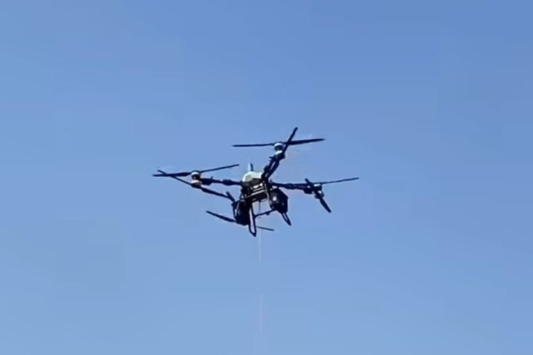 Petani di Tuban Terbang dengan Drone Melintasi Persawahan Sejauh 1,5 Kilometer