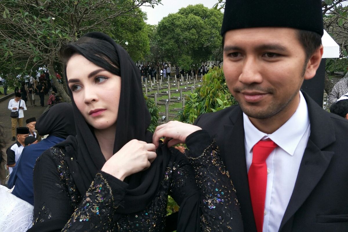 Artis peran Arumi Bachsin dan suaminya Emil Dardak saat ditemui usai prosesi pemakaman Ani Yudhoyono di Taman Makam Pahlawan Kalibata, Pancoran, Jakarta Selatan, Minggu (2/6/2019).