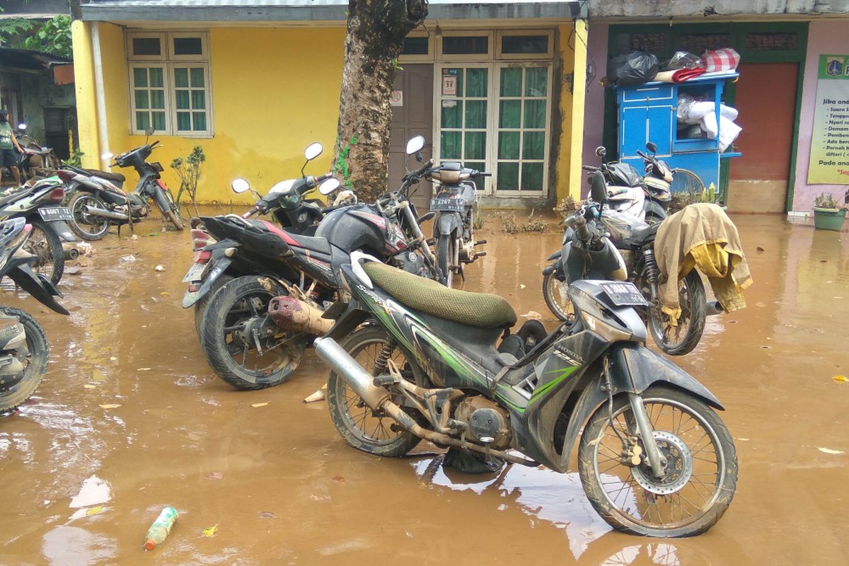 Sejumlah motor terendam banjir di Bidara Cina, Jakarta Timur, Selasa (6/2/2018)