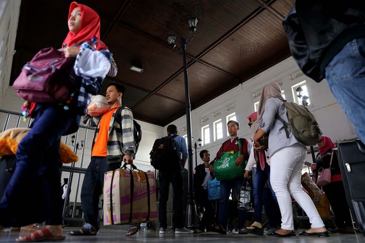 Pemudik dengan menggunakan KA Kertajaya dan Matarmaja dari Jawa Timur tiba di Stasiun Pasar Senen, Jakarta, Jumat (30/6/2017). Seiring dengan akan berakhirnya libur Lebaran, warga mulai kembali berdatangan dari kampung halaman dan puncak arus balik diperkirakan terjadi pada 1 Juli 2017.