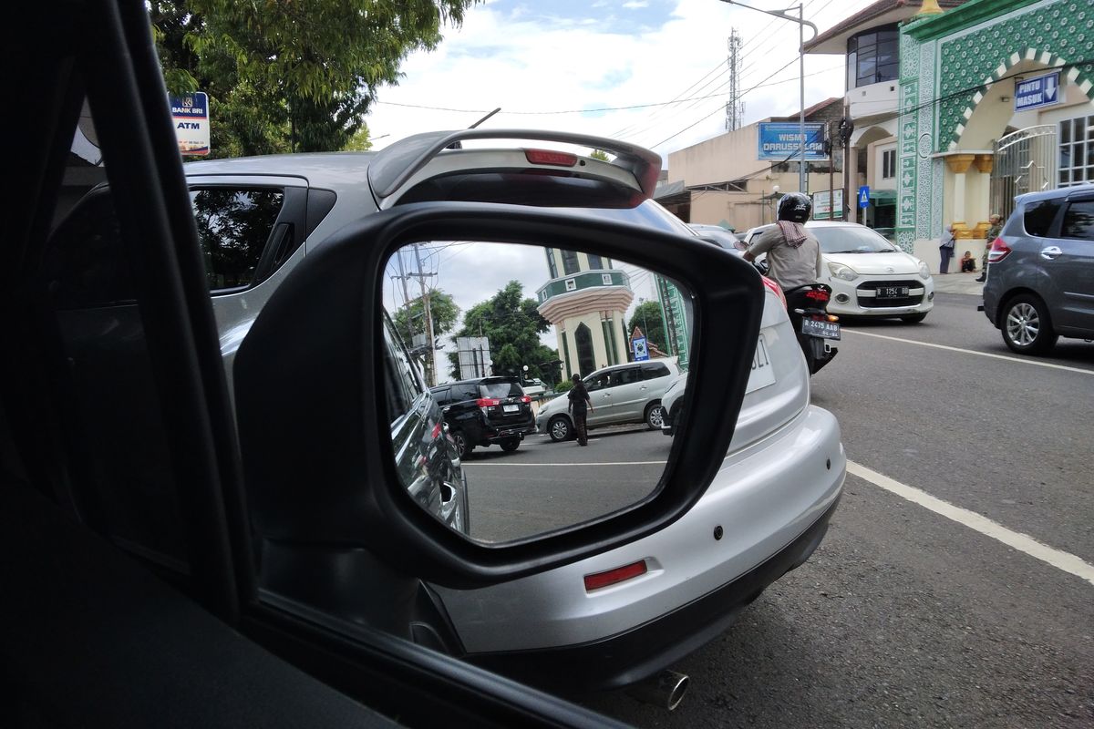 Atur spion Mitsubishi Xpander Cross.