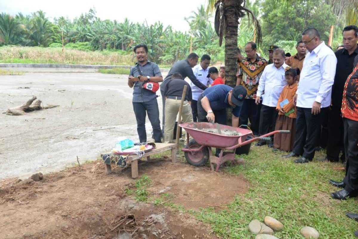 Mendes PDTT Eko Sandjojo saat melakukan groundbreaking dan peletakan batu pertama pembangunan Embung di Nagari Toboh Gadang, beberapa waktu lalu. 