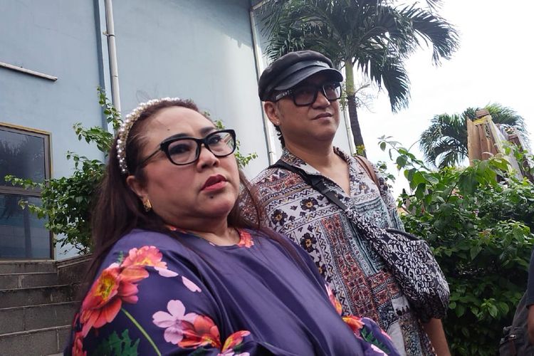 Komedian Nunung mengungkapkan tentang penyakit kanker payudara yang diidapnya saat ditemui di kawasan Tendean, Jakarta Selatan, Senin (6/2/2023). 