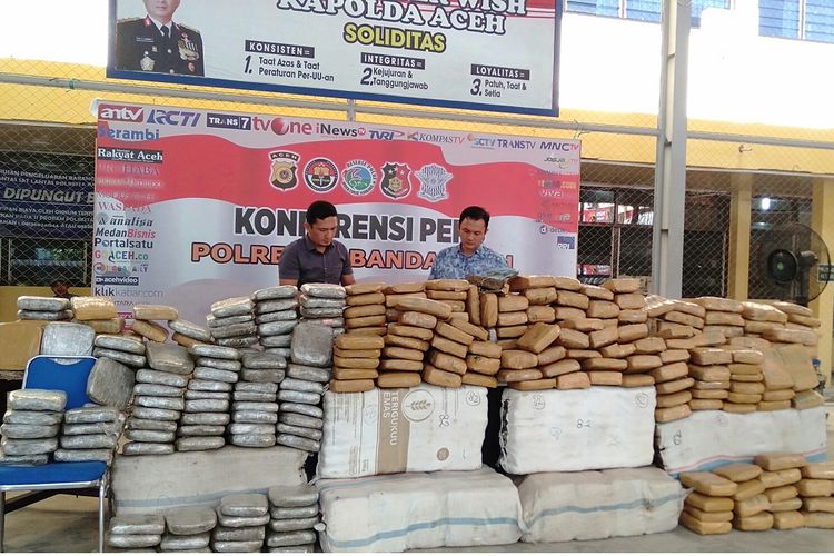 Polresta Banda Aceh menggagalkan upaya penyelundupan 1 ton ganja kering dengan tujuan Jakarta. Polisi juga berhasil meringkus tiga orang tersangka dalam upaya penyelundupan ini, Kamis (23/5/2019).