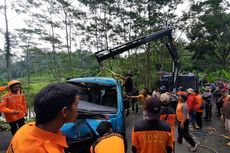 Gagal Menanjak, Mobil di Karanganyar Berjalan Mundur lalu Masuk Jurang Sedalam 10 Meter