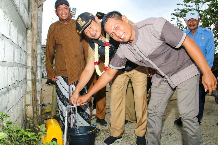 Bupati Lamongan Yuhronur Efendi (tengah), di sela agenda meresmikan Pamsimas Sumber Lancar yang terletak di Desa Sumberdadi, Kecamatan Mantup, Lamongan, Jawa Timur, Senin (10/10/2022).