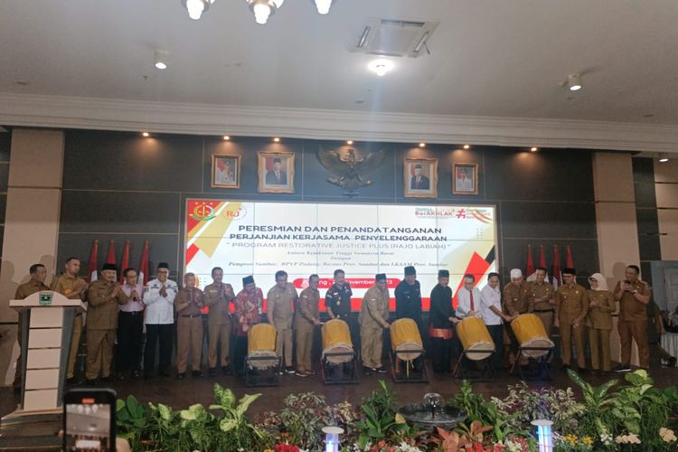 Program RJ Plus diluncurkan di Sumbar ditandai dengan penabuhan gendang oleh Gubernur Sumbar Mahyeldi, Kajati Sumbar Asnawi, Ketua Baznas Sumbar dan Kepala BLK, Senin (20/11/2023) di Padang