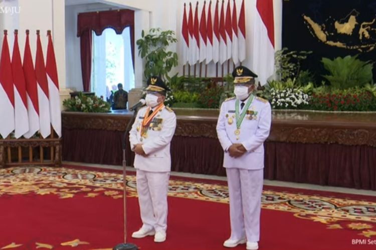 Gubernur dan Wakil Gubernur Jambi, Al Haris-Abdullah Sani memberikan keterangan pers usai secara resmi dilantik Presiden Joko Widodo di Istana Negara, Rabu (7/7/2021).
