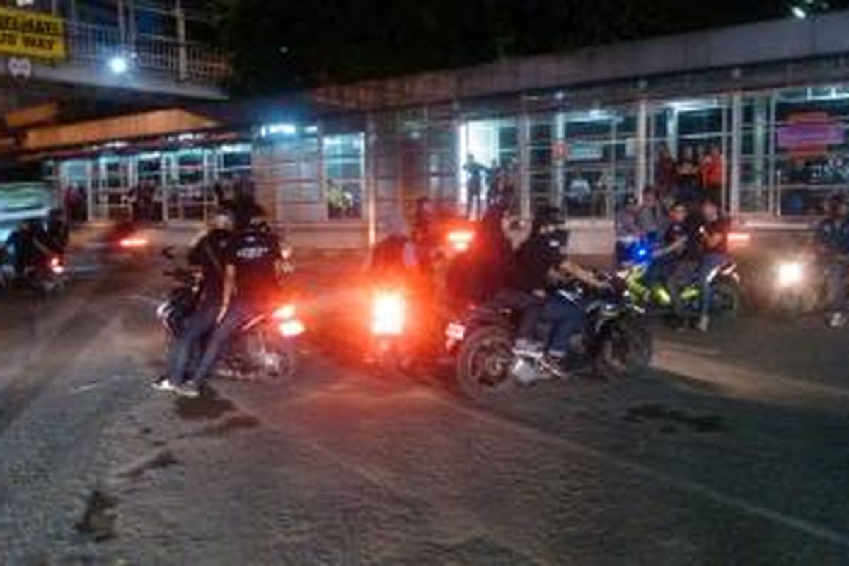 Rombongan mahasiswa Trisakti menutup jalan di simpang Grogol, Jakarta Barat, Selasa (12/5/2015).