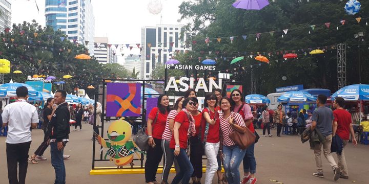 Pengunjung berfoto di Zona Bhin Bhin berada diantara Pintu 5 dan Pintu, GBK atau tepatnya di depan Asian Games Official Merchandise Super Store. Foto diambil Jumat (24/8/2018).