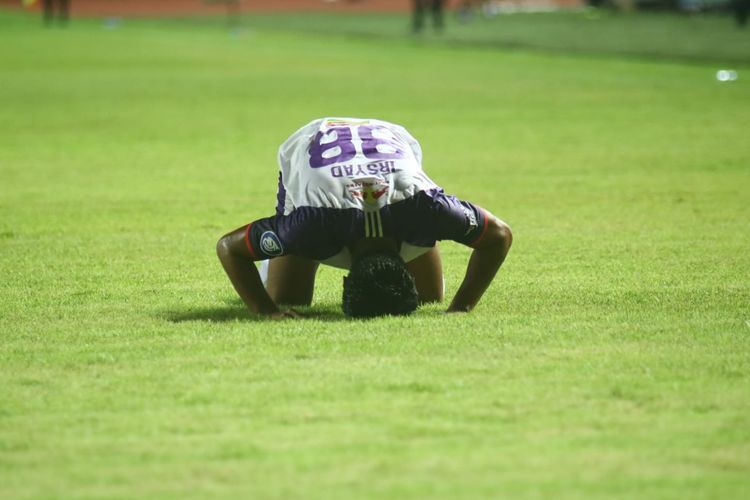 Penyerang Persita Tangerang Irsyad Maulana merayakan gol pada laga kedua Liga 1 2021-2022 di Stadion Pakansari, Bogor, Sabtu (28/8/2021) malam.