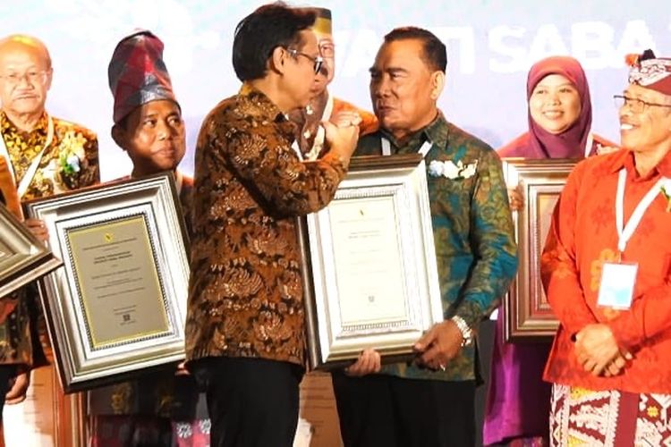Bupati Jembrana I Nengah Tamba saat menerima Penghargaan Kabupaten Sehat (Swasti Saba) 2023 dari Menteri Kesehatan (Menkes) Budi Gunadi Sadikin di Kempinski Grand Ballroom, Jakarta Pusat, Selasa (28/11/2023).