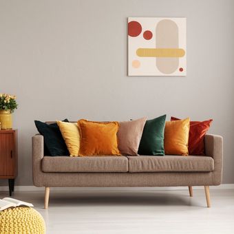 Ilustrasi sofa, bantal sofa. 