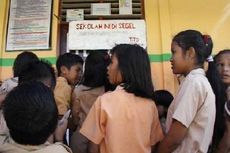 Sedih Melihat Sekolah Disegel, Siswa SD di Ambon Menangis    