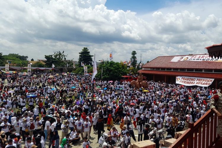 Ribuan kader, simpatisan Partai Gerindra mengikuti Pesta Rakyat di Kota Serang, Banten, Sekjen Gerindra Ahmad Muzani Minta Kemenangan Prabowo di 2019 Terulang Lagi