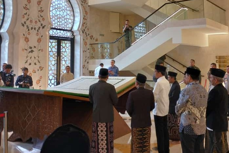 Penyerahan mushaf Alquran di Masjid Raya Sheikh Zayed Solo, Jawa Tengah, Kamis (21/9/2023).