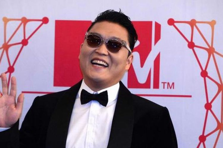 Psy tiba di Festhalle, Frankfurt, untuk tampil dalam MTV Europe Music Awards 2012, 11 November 2012 waktu setempat. 